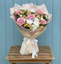 Букет цветов из:  Гвоздики, Орхидеи и Розы в Мохсоголлохе