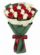 Букет Микс из красных и белых роз в Мохсоголлохе