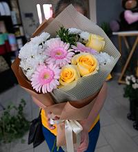 Букет цветов из:  Герберы, Розы и Хризантемы в Мохсоголлохе