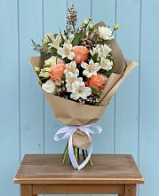 Букет цветов из:  Альстромерии, Лизиантусы, Розы и Хризантемы в Мохсоголлохе