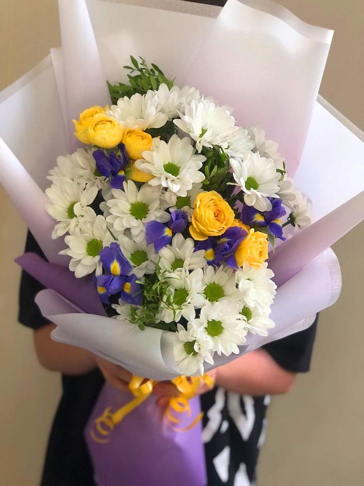 Букет цветов из: Ирисы, Хризантемы и Розы в Мохсоголлохе