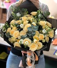Букет птица счастья в Мохсоголлохе Букет цветов из: Розы и Лизиантусы в Мохсоголлохе